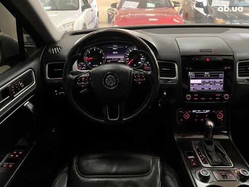 Volkswagen Touareg 2011 серебристый - фото 6