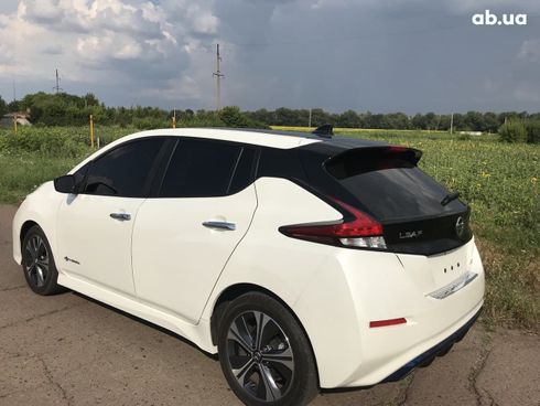 Nissan Leaf 2018 белый - фото 6