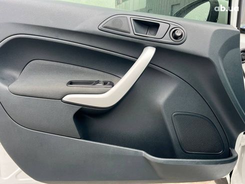 Ford Fiesta 2012 белый - фото 15