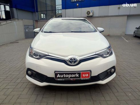 Toyota Auris 2016 белый - фото 2