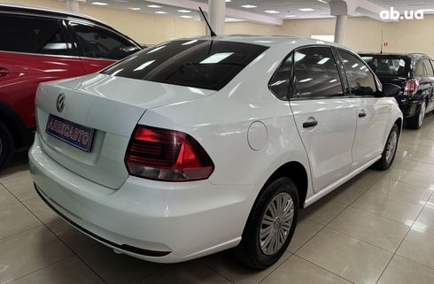 Volkswagen Polo 2017 белый - фото 11