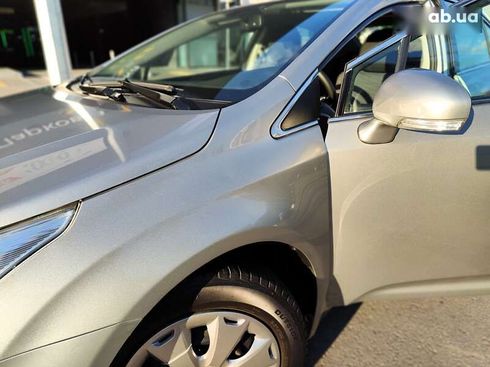 Toyota Avensis 2011 - фото 4