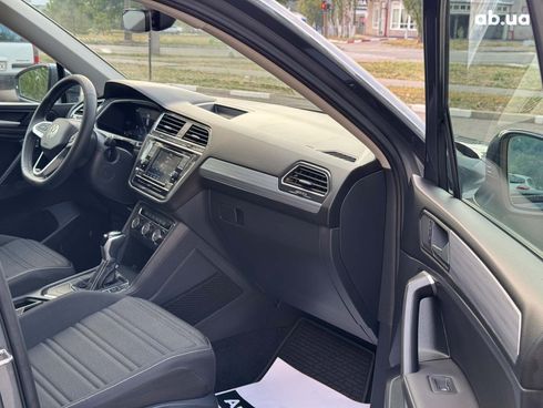 Volkswagen Tiguan 2023 серый - фото 16