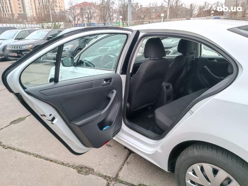 Volkswagen Jetta 2015 белый - фото 27