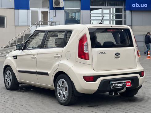 Kia Soul 2011 бежевый - фото 11