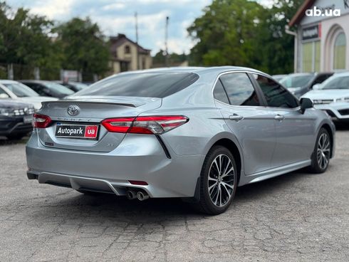Toyota Camry 2018 серый - фото 13
