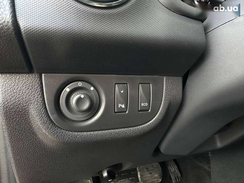 Renault Sandero 2019 - фото 17