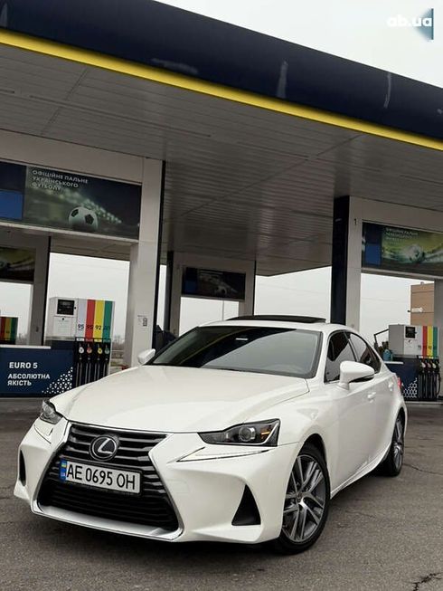 Lexus IS 2018 - фото 14