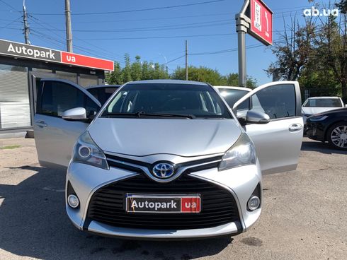 Toyota Yaris 2014 серый - фото 18