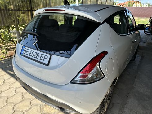 Lancia Ypsilon 2012 белый - фото 2