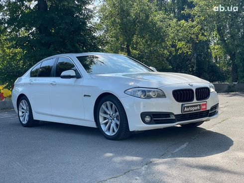 BMW 5 серия 2015 белый - фото 4