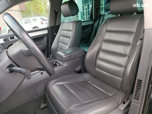 Volkswagen Touareg 2005 черный - фото 12