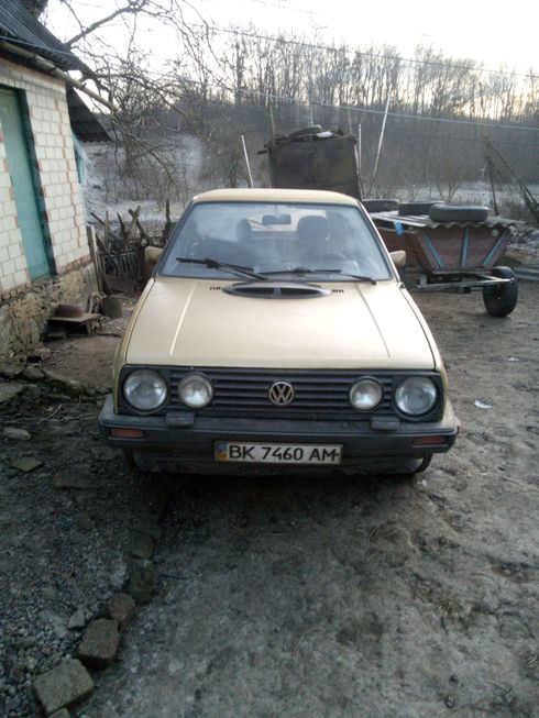 Volkswagen Golf 1985 желтый - фото 2