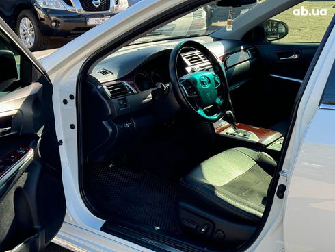 Toyota Camry 2014 белый - фото 17