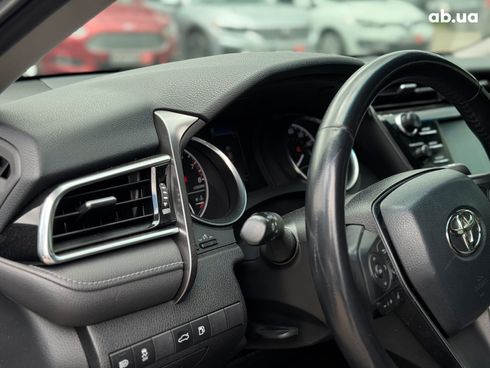Toyota Camry 2018 серый - фото 24