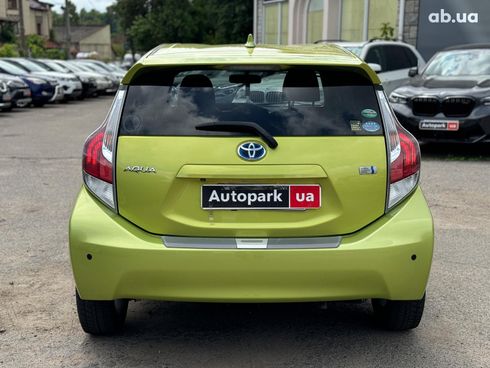 Toyota Aqua 2015 зеленый - фото 6