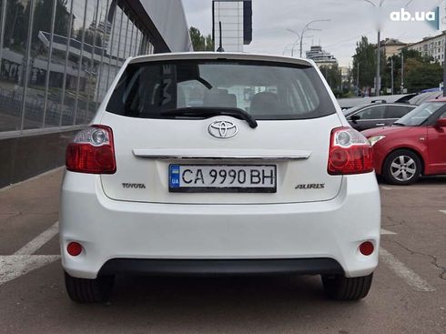 Toyota Auris 2011 - фото 7