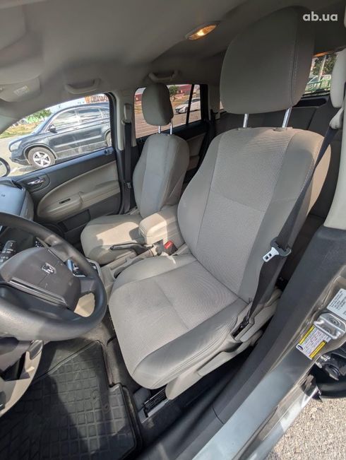 Dodge Caliber 2011 серебристый - фото 10