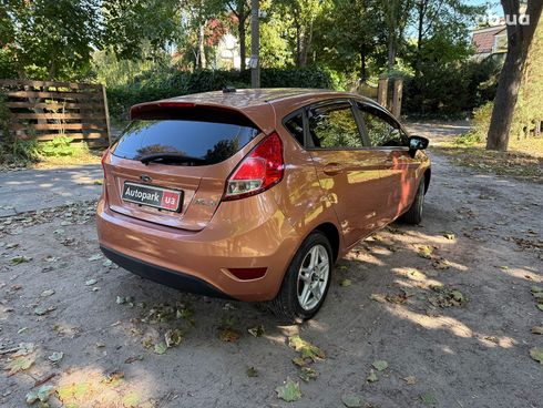 Ford Fiesta 2016 оранжевый - фото 6