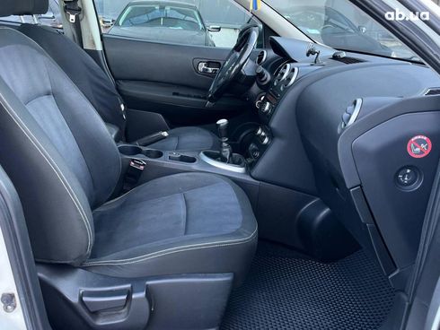 Nissan Qashqai 2010 белый - фото 18