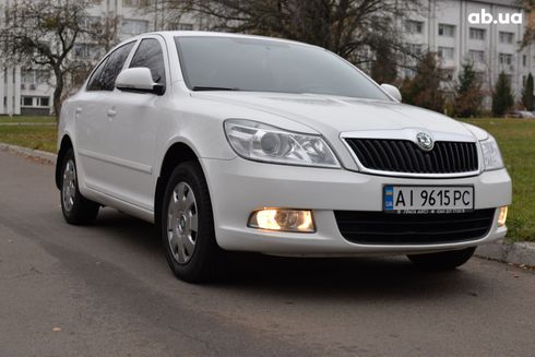 Skoda Octavia 2011 белый - фото 9