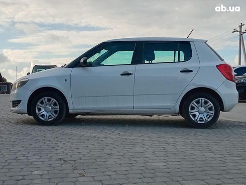 Skoda Fabia 2012 белый - фото 2