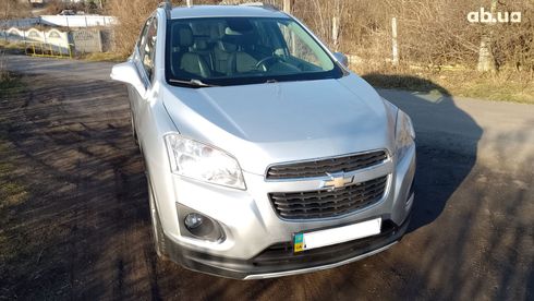 Chevrolet Tracker 2014 серебристый - фото 7