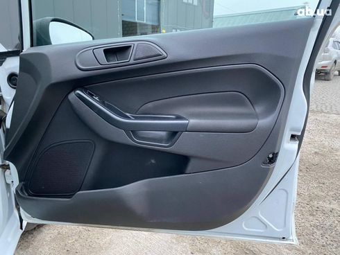 Ford Fiesta 2013 белый - фото 23