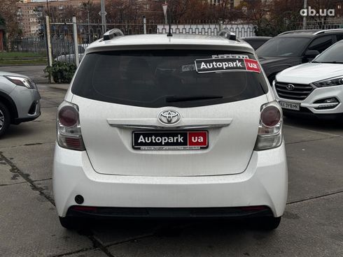 Toyota Avensis Verso 2014 белый - фото 5