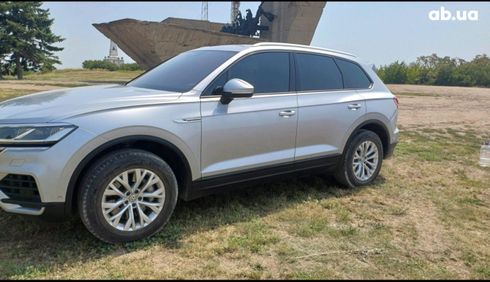 Volkswagen Touareg 2019 серый - фото 18