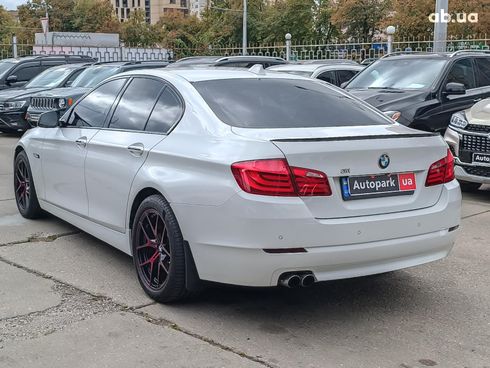 BMW 5 серия 2013 белый - фото 21