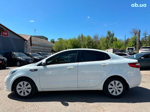 Kia Rio 2013 белый - фото 8