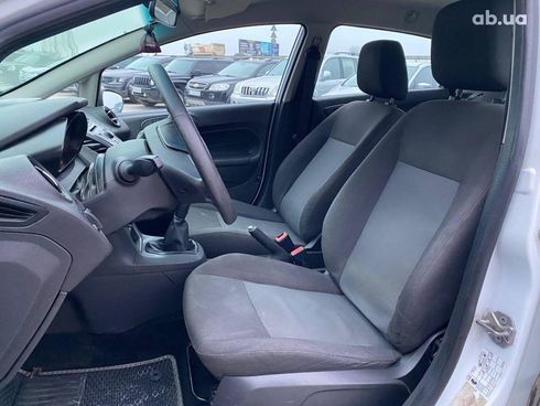 Ford Fiesta 2013 белый - фото 12