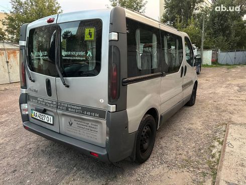 Renault Trafic 2005 серебристый - фото 7