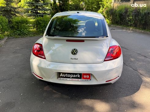 Volkswagen Beetle 2016 белый - фото 7