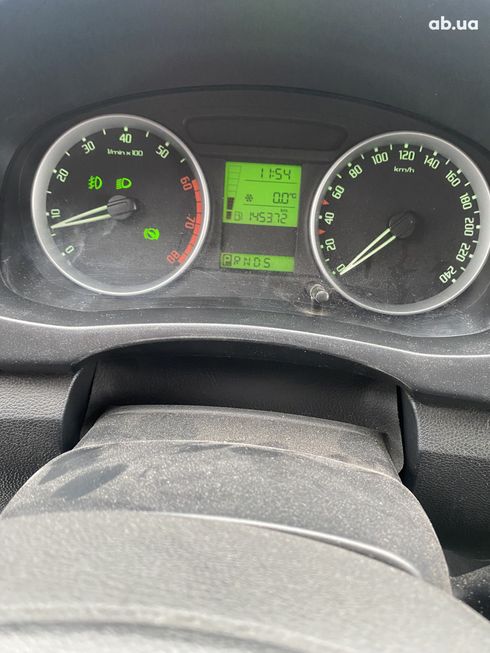 Skoda Fabia 2008 вишневый - фото 4