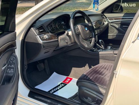 BMW 5 серия 2015 белый - фото 11