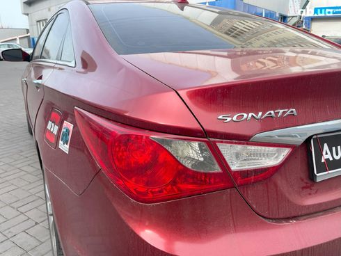 Hyundai Sonata 2012 красный - фото 15