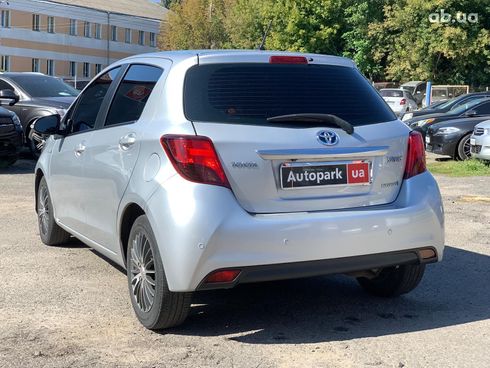 Toyota Yaris 2014 серый - фото 7