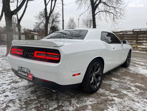 Dodge Challenger 2019 белый - фото 5