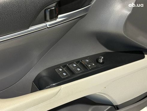Toyota Camry 2018 серый - фото 10