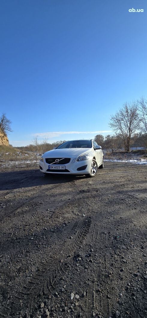 Volvo V60 2011 белый - фото 3