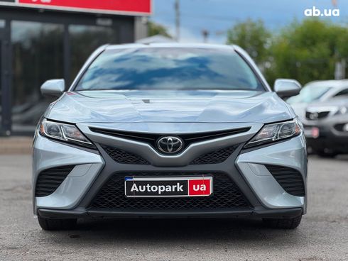 Toyota Camry 2018 серый - фото 3