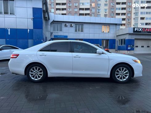 Toyota Camry 2010 белый - фото 6