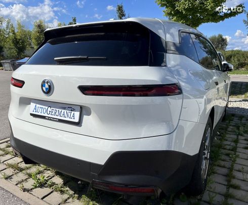 BMW iX 2022 белый - фото 30