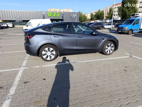 Tesla Model Y 2023 серый - фото 9