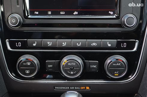 Volkswagen Passat 2018 серый - фото 18