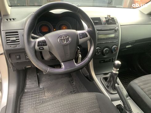 Toyota Corolla 2011 серебристый - фото 7