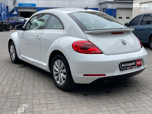 Volkswagen Beetle 2015 белый - фото 10
