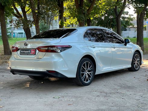 Toyota Camry 2022 белый - фото 9